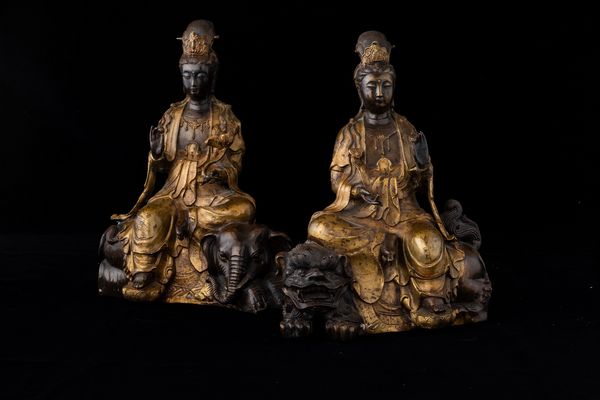 Due figure di Guanyin assise su elefante e leone in bronzo parzialmente dorato, Cina, XX secolo  - Asta Arte orientale - Associazione Nazionale - Case d'Asta italiane