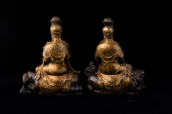 Due figure di Guanyin assise su elefante e leone in bronzo parzialmente dorato, Cina, XX secolo  - Asta Arte orientale - Associazione Nazionale - Case d'Asta italiane