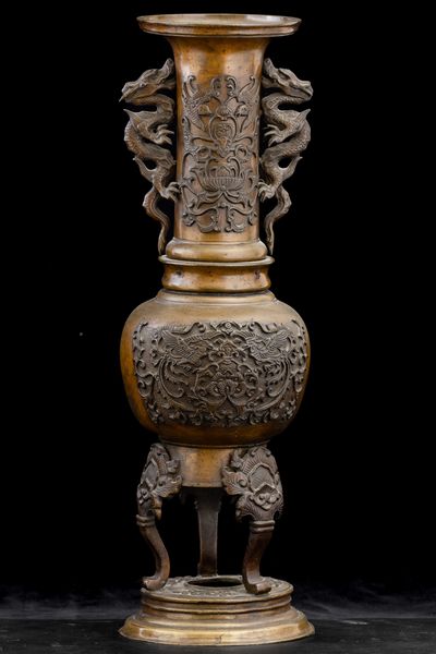 Vaso tripode in bronzo con motivi vegetali a rilievo e anse a foggia di draghetto, Giappone, periodo Meiji (1868-1912)  - Asta Arte orientale - Associazione Nazionale - Case d'Asta italiane