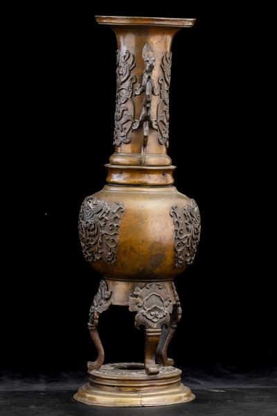 Vaso tripode in bronzo con motivi vegetali a rilievo e anse a foggia di draghetto, Giappone, periodo Meiji (1868-1912)  - Asta Arte orientale - Associazione Nazionale - Case d'Asta italiane