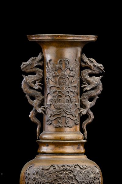 Vaso tripode in bronzo con motivi vegetali a rilievo e anse a foggia di draghetto, Giappone, periodo Meiji (1868-1912)  - Asta Arte orientale - Associazione Nazionale - Case d'Asta italiane