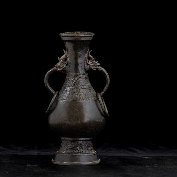 Vaso in bronzo con anse ad anello, mascheroni a foggia di draghetto e motivi d'ispirazione arcaica, Cina, Dinastia Ming, XVII secolo  - Asta Arte orientale - Associazione Nazionale - Case d'Asta italiane