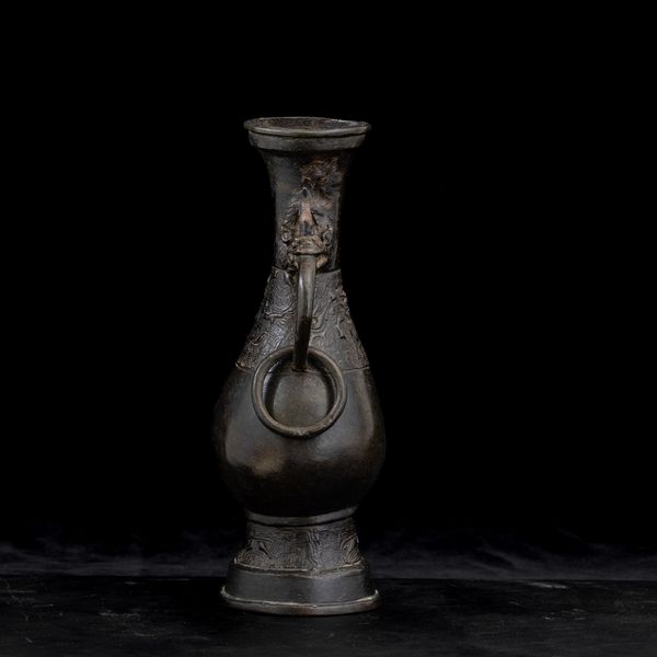 Vaso in bronzo con anse ad anello, mascheroni a foggia di draghetto e motivi d'ispirazione arcaica, Cina, Dinastia Ming, XVII secolo  - Asta Arte orientale - Associazione Nazionale - Case d'Asta italiane