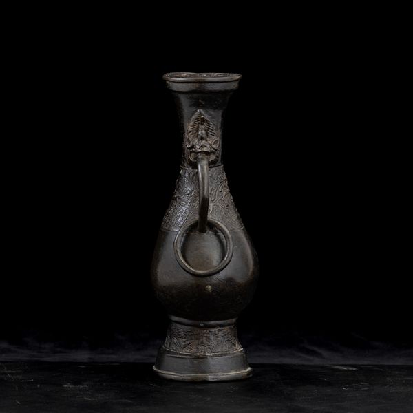 Vaso in bronzo con anse ad anello, mascheroni a foggia di draghetto e motivi d'ispirazione arcaica, Cina, Dinastia Ming, XVII secolo  - Asta Arte orientale - Associazione Nazionale - Case d'Asta italiane