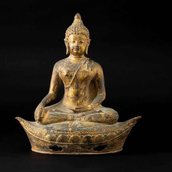 Figura di Buddha Sakyamuni in bronzo dorato, Thailandia, XIX secolo  - Asta Arte orientale - Associazione Nazionale - Case d'Asta italiane