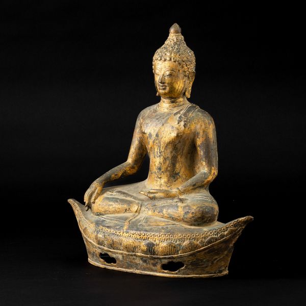 Figura di Buddha Sakyamuni in bronzo dorato, Thailandia, XIX secolo  - Asta Arte orientale - Associazione Nazionale - Case d'Asta italiane