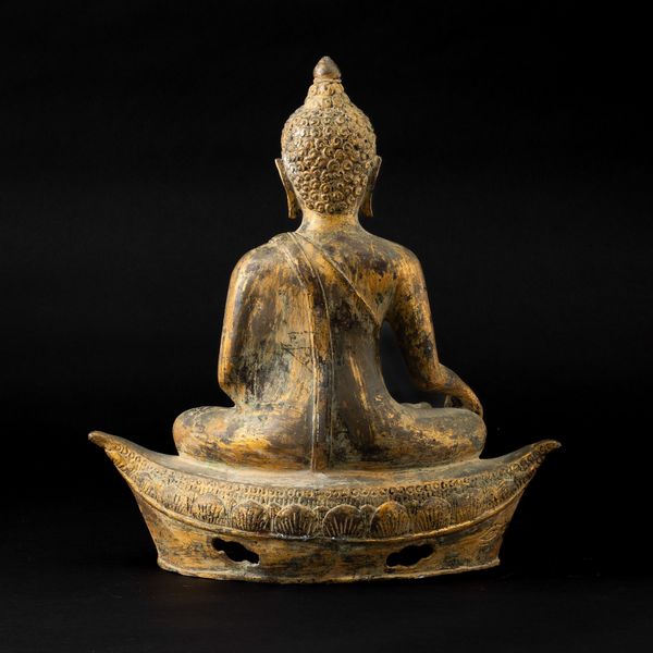 Figura di Buddha Sakyamuni in bronzo dorato, Thailandia, XIX secolo  - Asta Arte orientale - Associazione Nazionale - Case d'Asta italiane