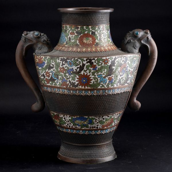 Vaso in bronzo con decoro a a racemi vegetali a smalti e anse sagomate, Giappone, periodo Meiji (1868-1912)  - Asta Arte orientale - Associazione Nazionale - Case d'Asta italiane