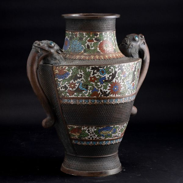 Vaso in bronzo con decoro a a racemi vegetali a smalti e anse sagomate, Giappone, periodo Meiji (1868-1912)  - Asta Arte orientale - Associazione Nazionale - Case d'Asta italiane