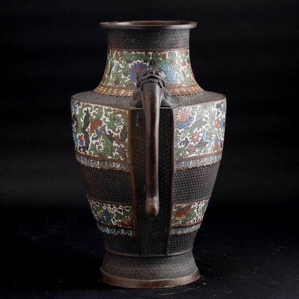 Vaso in bronzo con decoro a a racemi vegetali a smalti e anse sagomate, Giappone, periodo Meiji (1868-1912)  - Asta Arte orientale - Associazione Nazionale - Case d'Asta italiane