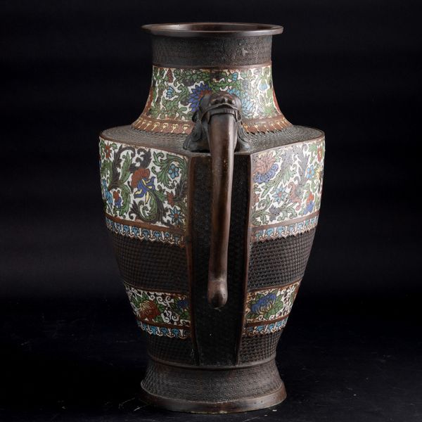 Vaso in bronzo con decoro a a racemi vegetali a smalti e anse sagomate, Giappone, periodo Meiji (1868-1912)  - Asta Arte orientale - Associazione Nazionale - Case d'Asta italiane