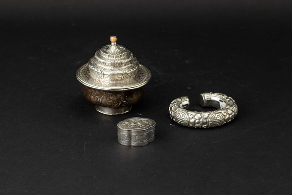 Lotto composto da ciotola da th, bracciale e snuff box in argento, Tibet/Cina, XIX secolo  - Asta Arte orientale - Associazione Nazionale - Case d'Asta italiane