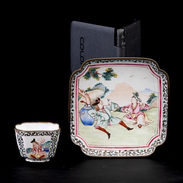 Piccolo piatto quadrato e tazzina in smalto con decoro di gusto europeo, Cina, Dinastia Qing, epoca Qianlong (1736-1796)  - Asta Arte orientale - Associazione Nazionale - Case d'Asta italiane