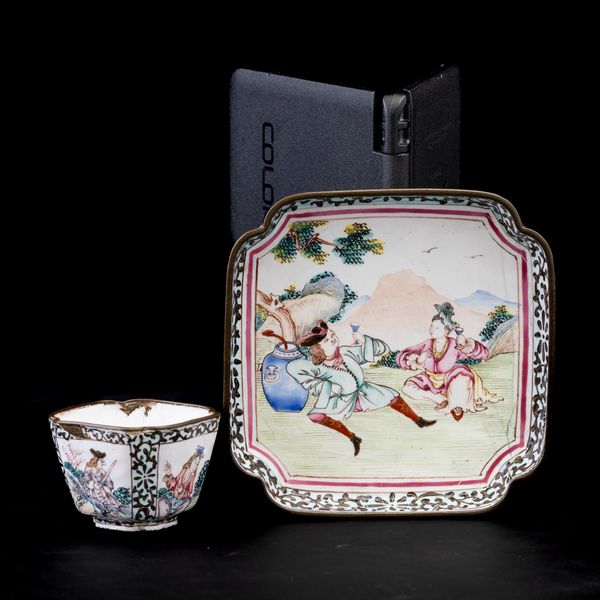 Piccolo piatto quadrato e tazzina in smalto con decoro di gusto europeo, Cina, Dinastia Qing, epoca Qianlong (1736-1796)  - Asta Arte orientale - Associazione Nazionale - Case d'Asta italiane