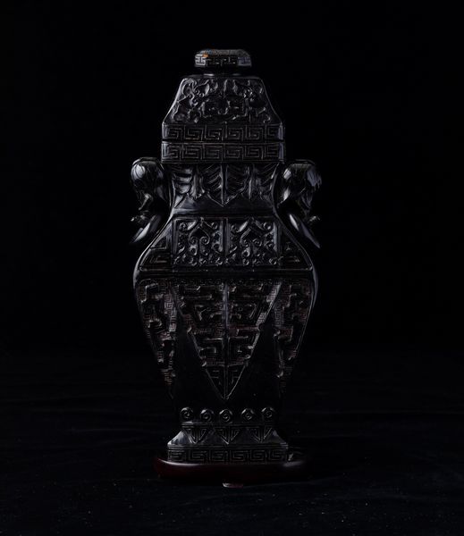 Vaso in lacca nera con coperchio e decoro inciso d'ispirazione arcaica, Cina, Dinastia Qing, XIX secolo  - Asta Arte orientale - Associazione Nazionale - Case d'Asta italiane