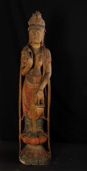 Figura di Guanyin stante su fiore di loto in legno laccato policromo, Cina, Dinastia Qing, XVIII secolo  - Asta Arte orientale - Associazione Nazionale - Case d'Asta italiane