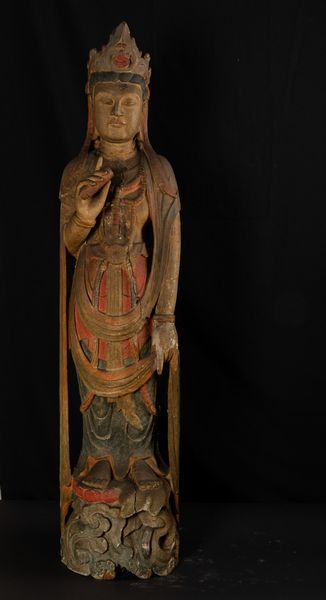 Figura di Guanyin stante in legno laccato policromo, Cina, Dinastia Qing, XVIII secolo  - Asta Arte orientale - Associazione Nazionale - Case d'Asta italiane