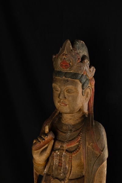 Figura di Guanyin stante in legno laccato policromo, Cina, Dinastia Qing, XVIII secolo  - Asta Arte orientale - Associazione Nazionale - Case d'Asta italiane