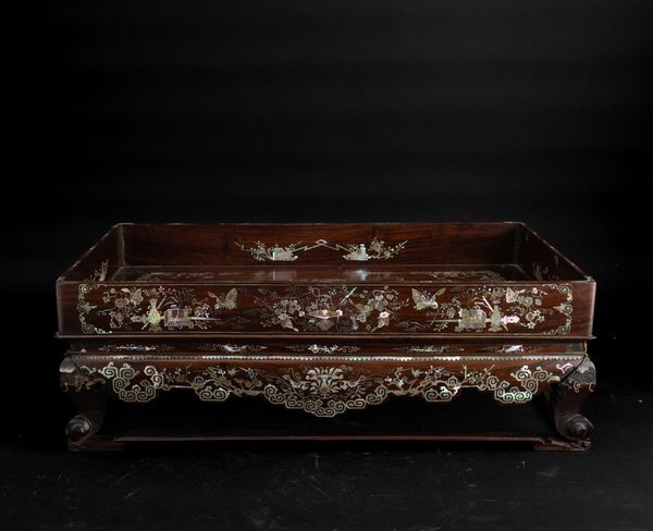 Vassoio in legno con inserti in madreperla con decori floreali e raffigurazione di paesaggio, Cina, Dinastia Qing, XIX secolo  - Asta Arte orientale - Associazione Nazionale - Case d'Asta italiane