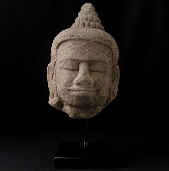 Testa di Buddha in pietra, Khmer, XIII secolo  - Asta Arte orientale - Associazione Nazionale - Case d'Asta italiane