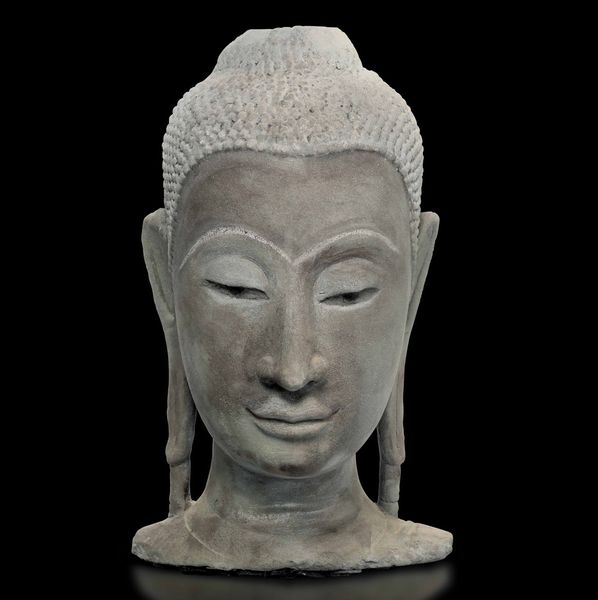 Testa di Buddha scolpita in pietra, Thailandia, XIX secolo  - Asta Arte orientale - Associazione Nazionale - Case d'Asta italiane