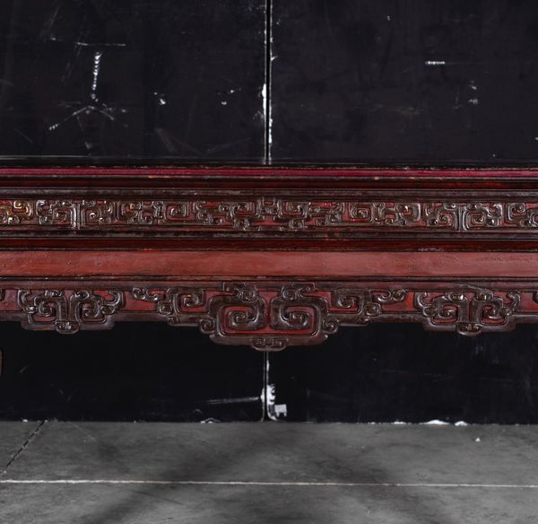 Consolle in legno con decori geometrici, Cina, XX secolo  - Asta Arte orientale - Associazione Nazionale - Case d'Asta italiane