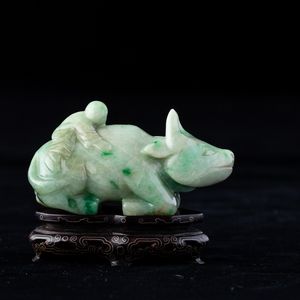 Figura di bue e bambino scolpita in giadeite con sfumature green apple, Cina, Dinastia Qing, XIX secolo  - Asta Arte orientale - Associazione Nazionale - Case d'Asta italiane