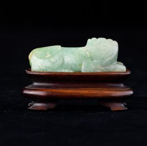 Figura di leone scolpita in giadeite con sfumature green apple, Cina, Dinastia Qing, XIX secolo  - Asta Arte orientale - Associazione Nazionale - Case d'Asta italiane