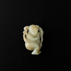 Figura di scimmietta scolpita in giada Celadon e russet, Cina, Dinastia Qing, XIX secolo  - Asta Arte orientale - Associazione Nazionale - Case d'Asta italiane