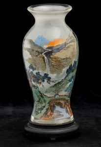 Vaso in vetro dipinto raffigurante paesaggio con figure e iscrizioni, Cina, Dinastia Qing, XIX secolo  - Asta Arte orientale - Associazione Nazionale - Case d'Asta italiane