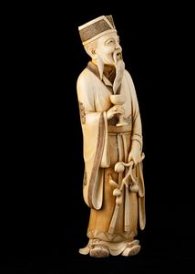 Grande figura di saggio scolpita in avorio, Cina, Dinastia Qing, fine XIX secolo  - Asta Arte orientale - Associazione Nazionale - Case d'Asta italiane