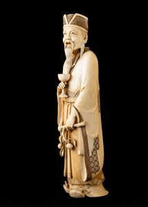 Grande figura di saggio scolpita in avorio, Cina, Dinastia Qing, fine XIX secolo  - Asta Arte orientale - Associazione Nazionale - Case d'Asta italiane