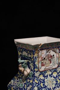 Vaso in porcellana Famiglia Rosa con scene di vita comune entro riserve, decori floreali e anse sagomate, Cina, Dinastia Qing, XIX secolo  - Asta Arte orientale - Associazione Nazionale - Case d'Asta italiane