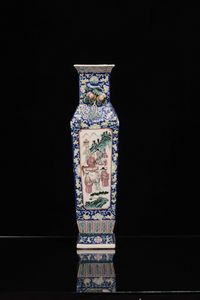 Vaso in porcellana Famiglia Rosa con scene di vita comune entro riserve, decori floreali e anse sagomate, Cina, Dinastia Qing, XIX secolo  - Asta Arte orientale - Associazione Nazionale - Case d'Asta italiane