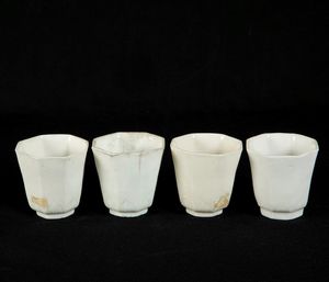 Quattro coppe da libagione in porcellana Blanc de Chine Dehua con decoro vegetale inciso, Cina, Dinastia Qing, XVII secolo  - Asta Arte orientale - Associazione Nazionale - Case d'Asta italiane