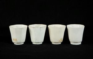 Quattro coppe da libagione in porcellana Blanc de Chine Dehua con decoro vegetale inciso, Cina, Dinastia Qing, XVII secolo  - Asta Arte orientale - Associazione Nazionale - Case d'Asta italiane