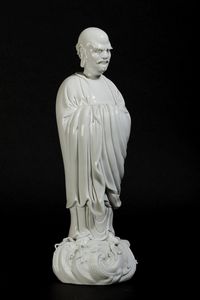 Figura di saggio stante in porcellana Blanc de Chine Dehua, Cina, Dinastia Qing, XIX secolo  - Asta Arte orientale - Associazione Nazionale - Case d'Asta italiane