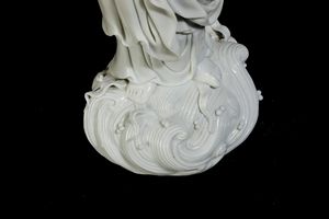 Figura di saggio stante in porcellana Blanc de Chine Dehua, Cina, Dinastia Qing, XIX secolo  - Asta Arte orientale - Associazione Nazionale - Case d'Asta italiane