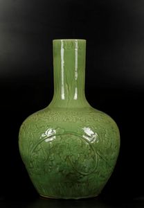 Vaso Tianqiuping in porcellana Celadon con decori a racemi vegetali, Cina, Dinastia Qing, XIX secolo  - Asta Arte orientale - Associazione Nazionale - Case d'Asta italiane