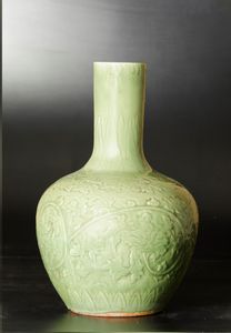 Vaso Tianqiuping in porcellana Celadon con decori a racemi vegetali, Cina, Dinastia Qing, XIX secolo  - Asta Arte orientale - Associazione Nazionale - Case d'Asta italiane