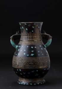 Vaso in porcellana smaltata con anse a foggia di draghetto, motivi d'ispirazione arcaica incisi e decori splashed sui toni del turchese, Cina, Dinastia Qing, epoca Guangxu (1875-1908)  - Asta Arte orientale - Associazione Nazionale - Case d'Asta italiane