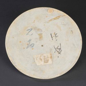 Placca circolare in porcellana con figure di saggi su imbarcazione, Cina, Dinastia Qing, periodo Jiaqing (1796-1820)  - Asta Arte orientale - Associazione Nazionale - Case d'Asta italiane