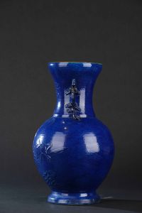 Vaso in porcellana monocroma blu con anse sagomate a foggia di drago e raffigutazioni di cavalli a rilievo, Cina, Dinastia Qing, XIX secolo  - Asta Arte orientale - Associazione Nazionale - Case d'Asta italiane