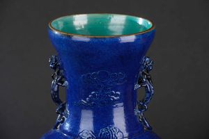 Vaso in porcellana monocroma blu con anse sagomate a foggia di drago e raffigutazioni di cavalli a rilievo, Cina, Dinastia Qing, XIX secolo  - Asta Arte orientale - Associazione Nazionale - Case d'Asta italiane