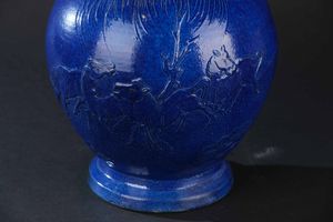 Vaso in porcellana monocroma blu con anse sagomate a foggia di drago e raffigutazioni di cavalli a rilievo, Cina, Dinastia Qing, XIX secolo  - Asta Arte orientale - Associazione Nazionale - Case d'Asta italiane