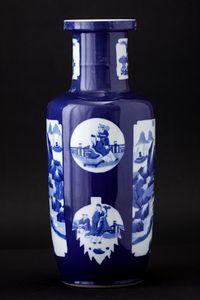 Vaso Rouleau in porcellana bianca e blu con cavalieri, saggi e soggetti naturalistici entro riserve, Cina, Dinastia Qing, epoca Guangxu (1875-1908)  - Asta Arte orientale - Associazione Nazionale - Case d'Asta italiane