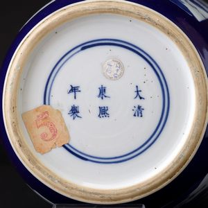 Vaso Rouleau in porcellana bianca e blu con cavalieri, saggi e soggetti naturalistici entro riserve, Cina, Dinastia Qing, epoca Guangxu (1875-1908)  - Asta Arte orientale - Associazione Nazionale - Case d'Asta italiane