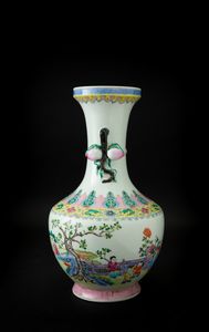 Vaso in porcellana con anse a foggia di pesche e raffigurazione di saggi con fanciulli entro paesaggio, Cina, XX secolo  - Asta Arte orientale - Associazione Nazionale - Case d'Asta italiane