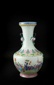 Vaso in porcellana con anse a foggia di pesche e raffigurazione di saggi con fanciulli entro paesaggio, Cina, XX secolo  - Asta Arte orientale - Associazione Nazionale - Case d'Asta italiane