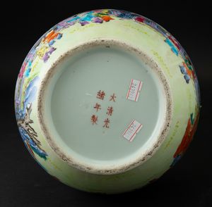 Vaso in porcellana con anse a foggia di pesche e raffigurazione di saggi con fanciulli entro paesaggio, Cina, XX secolo  - Asta Arte orientale - Associazione Nazionale - Case d'Asta italiane